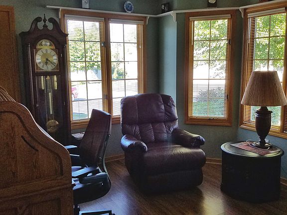 3rd image of 4677 Crescent Dr