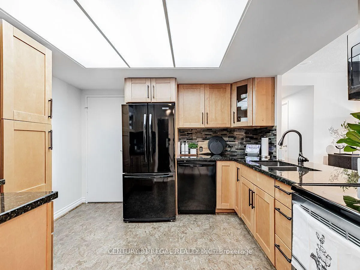 5765 Yonge St — Photo 4