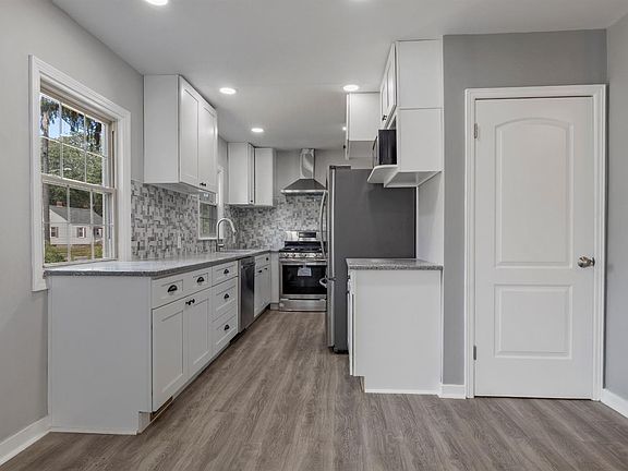 4th image of 2628 Lincoln Ave