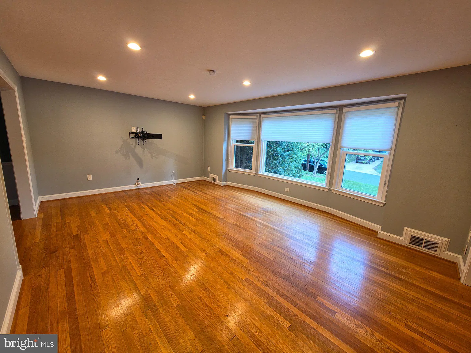 4 bed, 2.5 bath, 2244 sqft, $4,900 — Photo 4