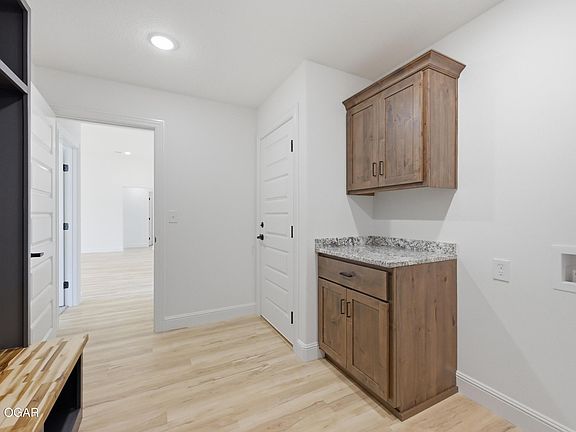 5th image of 3104 Lear St