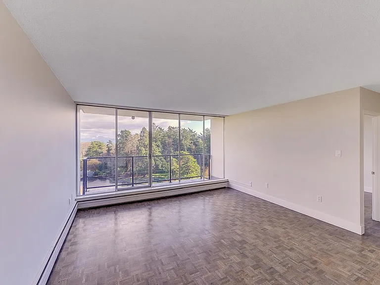 350 Douglas St — Photo 16