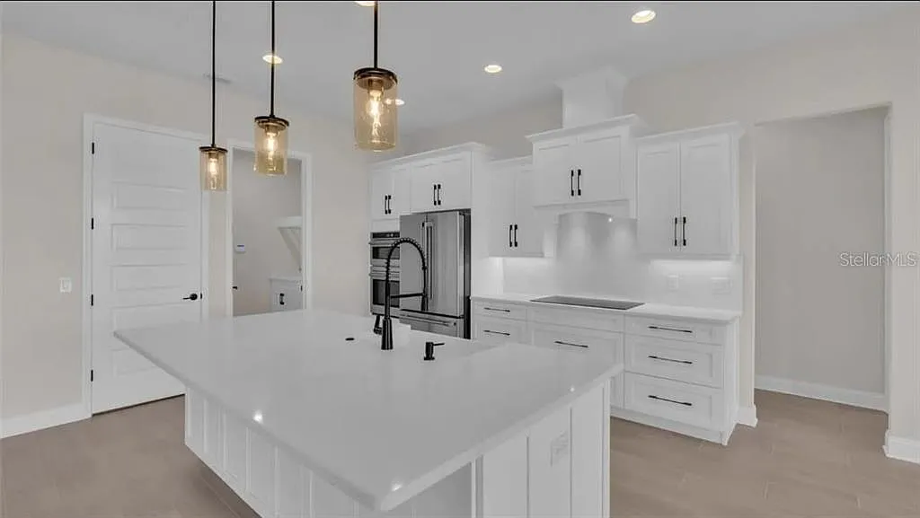 4 bed, 2.0 bath, 2216 sqft, $5,300 — Photo 4