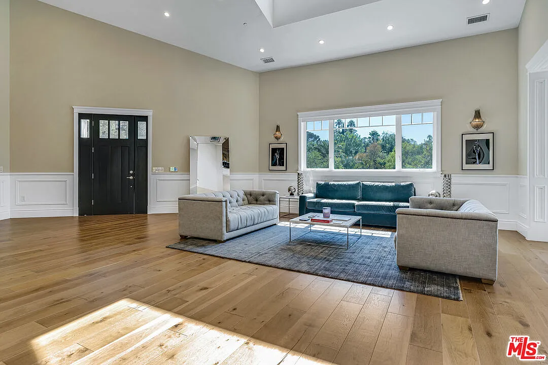 5 bed, 4.5 bath, 4518 sqft, $15,000 — Photo 3