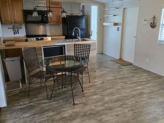 3rd image of 45732 Oleander St