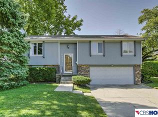 8433 Westridge Dr, Omaha, NE 68124