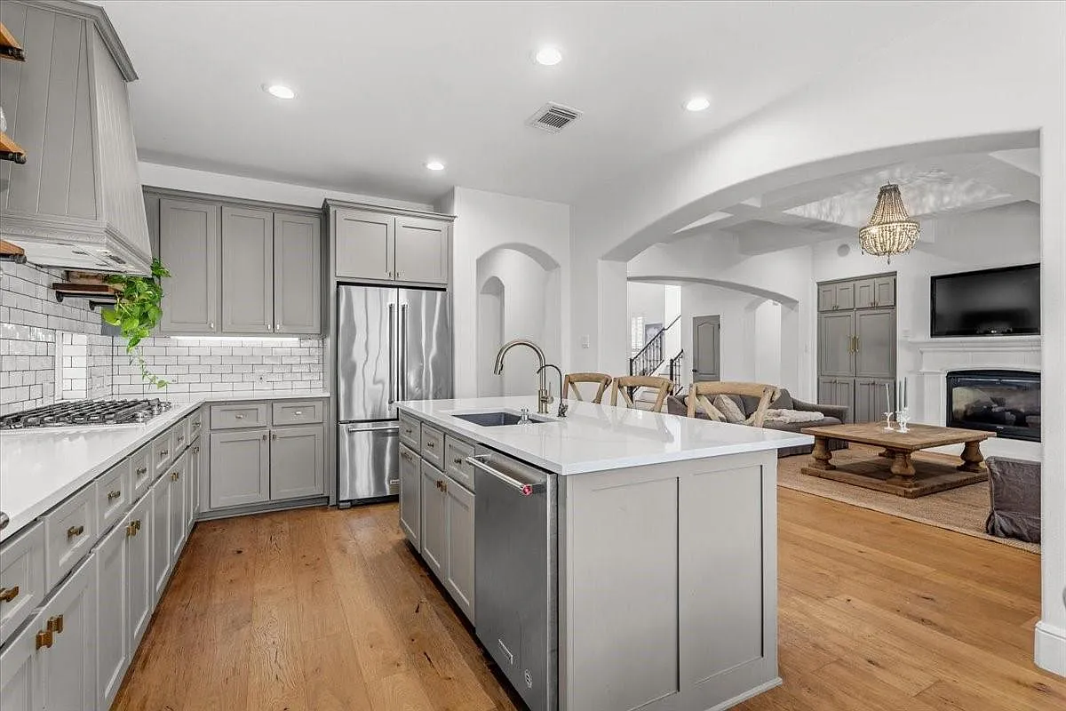 3 bed, 2.5 bath, 3224 sqft, $6,950 — Photo 3