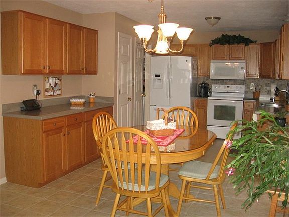 3rd image of 107 Ashton Dr