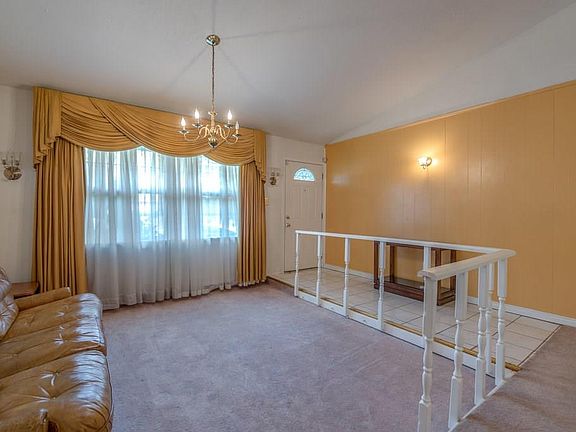 4th image of 426 Meadowhill Dr