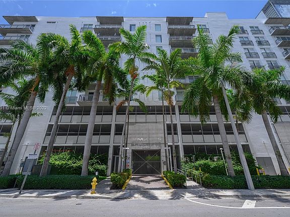 3rd image of 455 NE 25th St APT 610