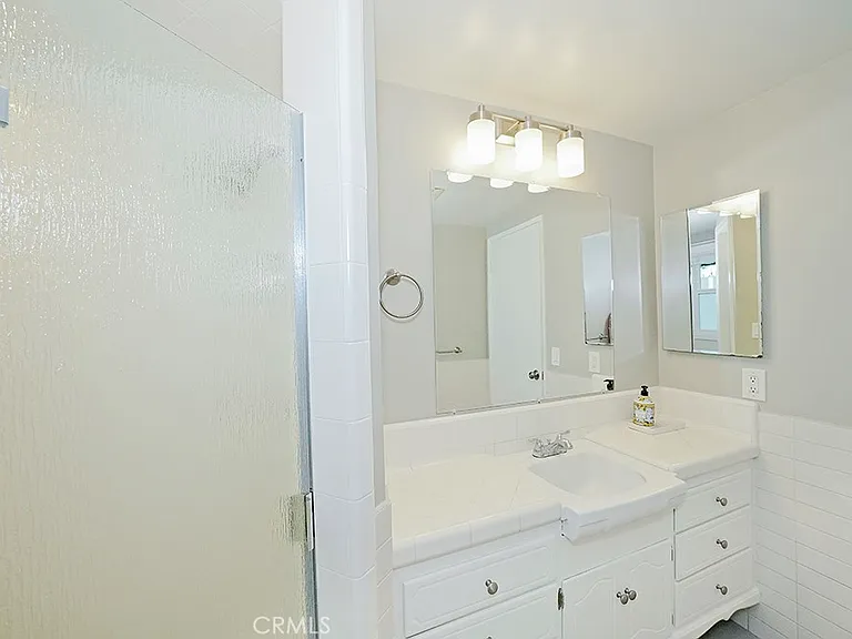 2149 Victoria Dr — Photo 35