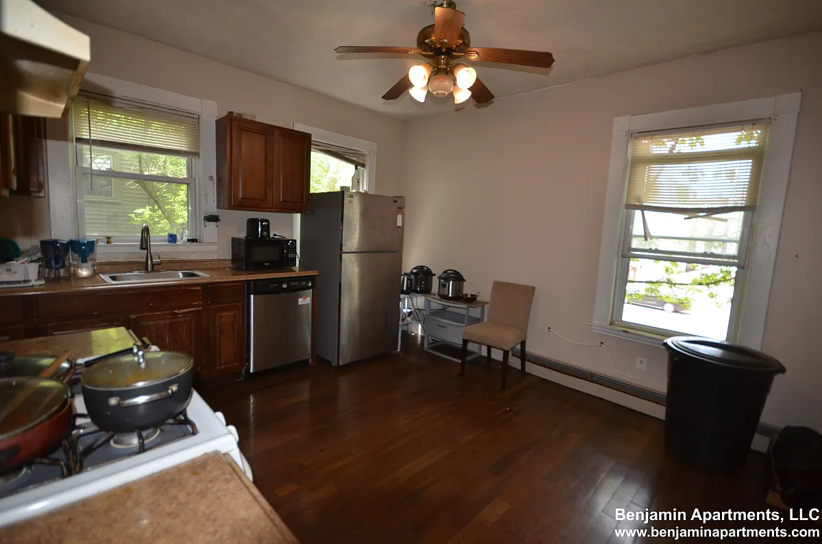 Building Photo - 77 Walnut St #2