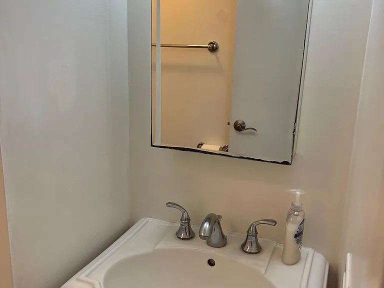 225 Queen St #18E — Photo 10