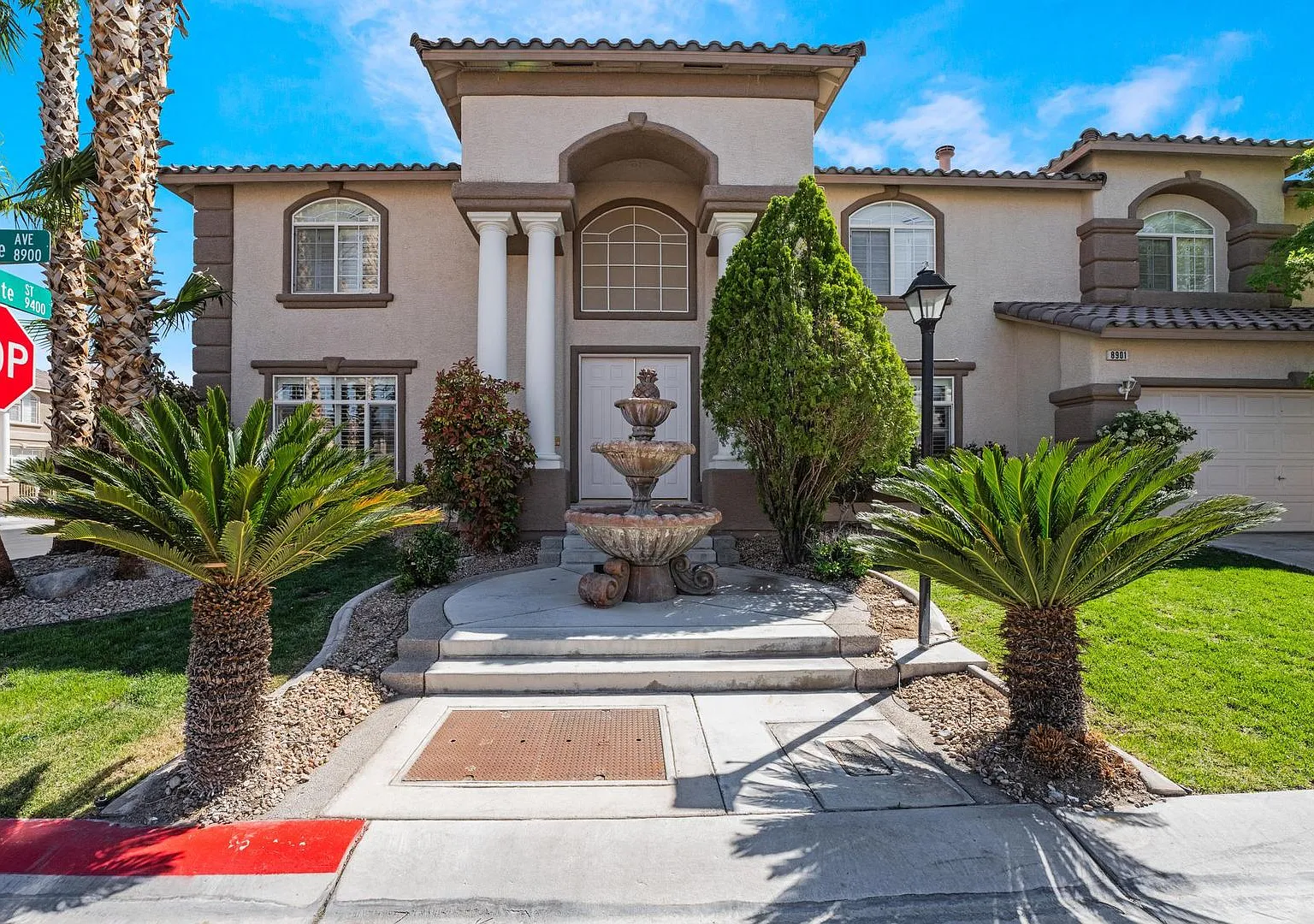 Luxurious Home in Gated Community — Photo 2
