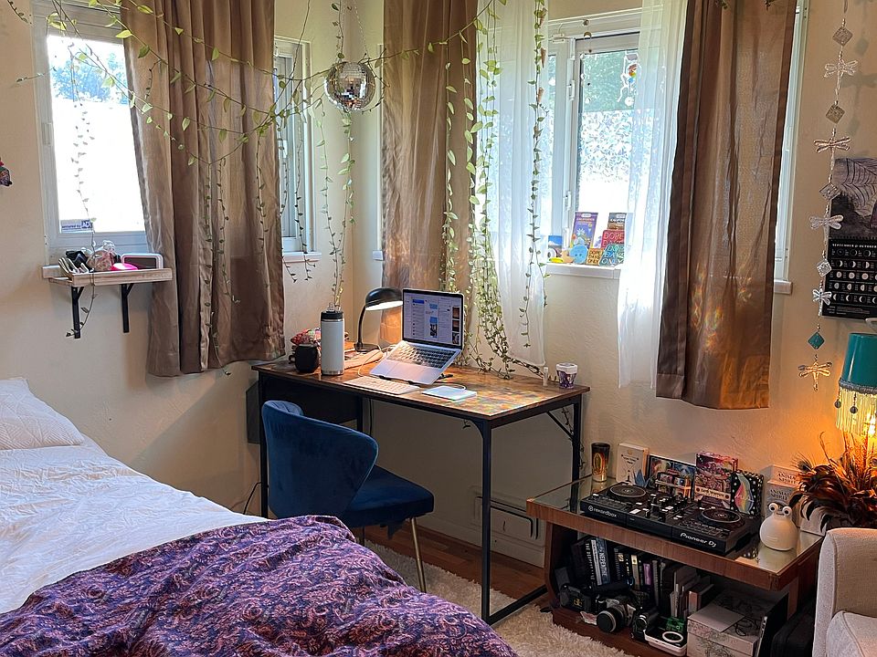 Bedroom - optional furnished with bed and desk