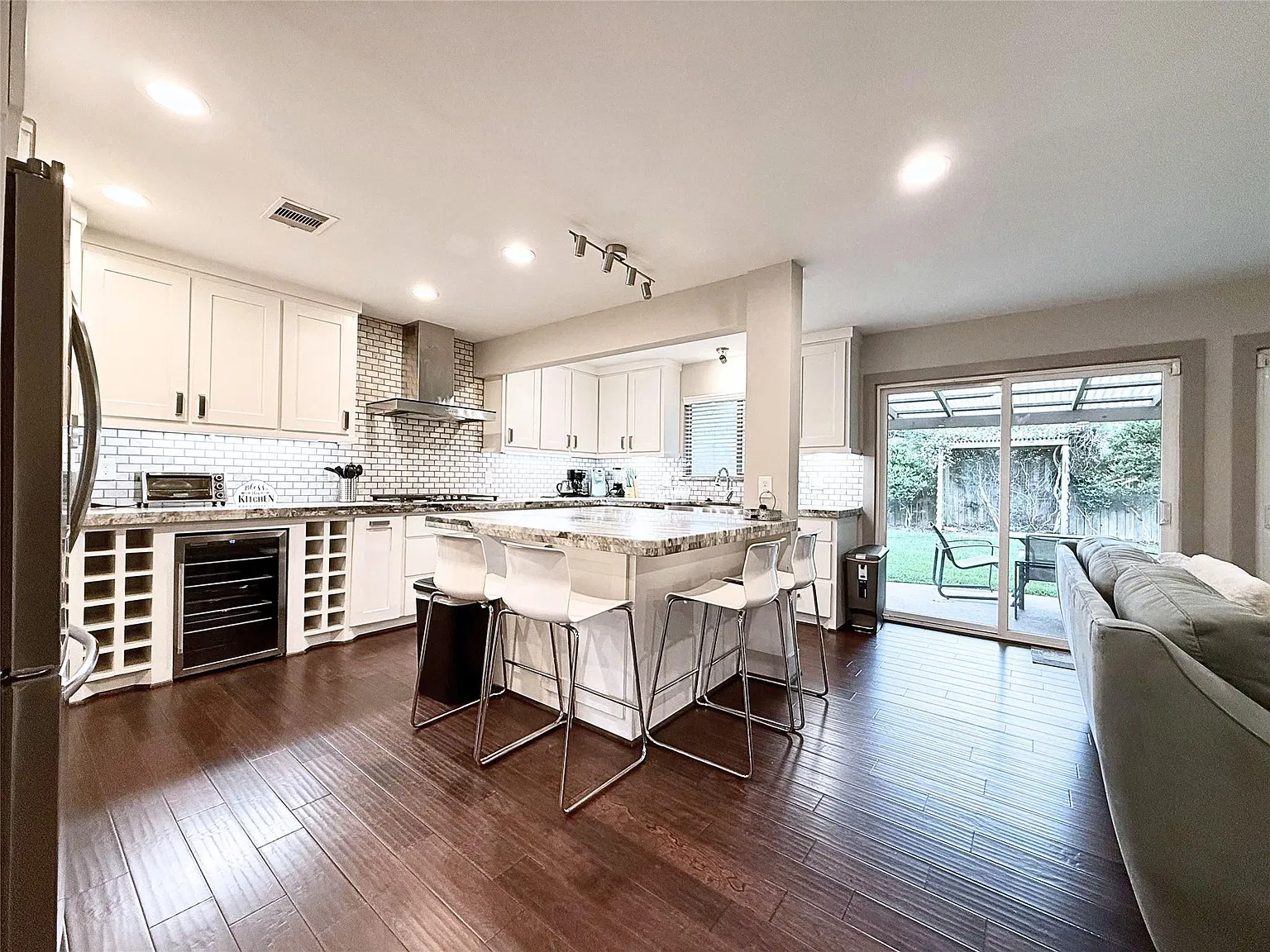 4 bed, 3.0 bath, 1902 sqft, $2,975 — Photo 1