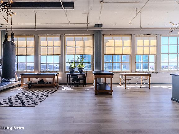 5th image of 815 W Market St Unit 807