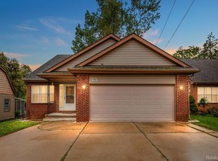 1484 Oakshade St, Walled Lake, MI 48390