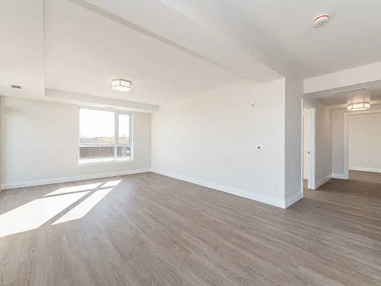 460 Columbia St W — Photo 200