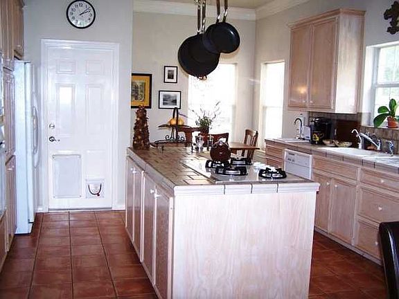4th image of 689 Marlin St