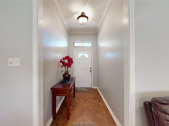 4th image of 905 Ladove Dr