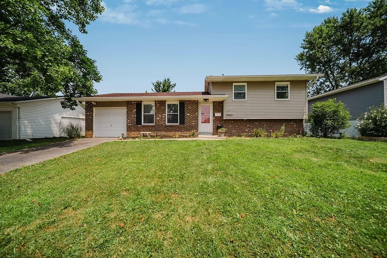 4 bed, 1176 sqft, $2,400 — Photo 1
