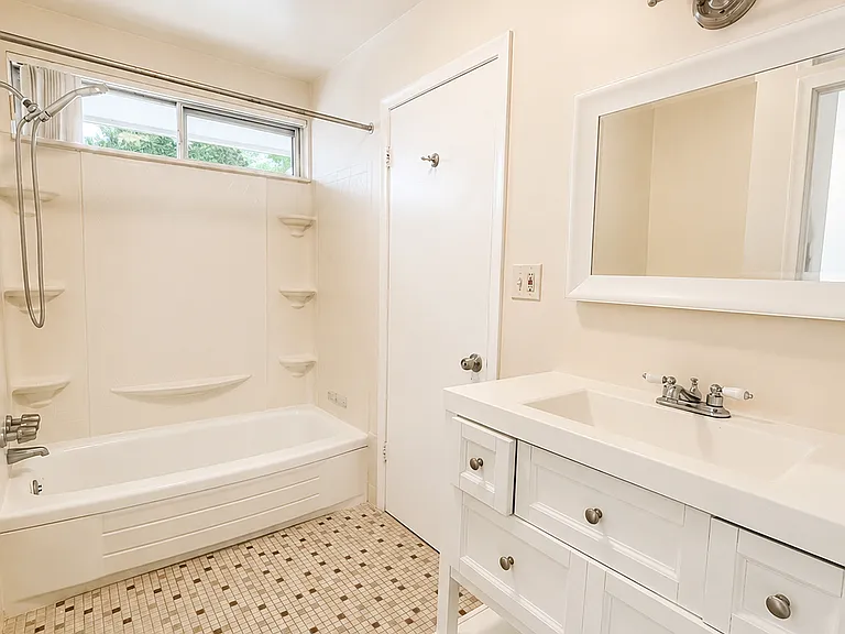 150 Huronview Ct — Photo 3