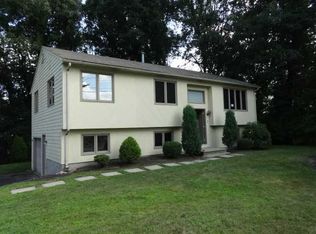 9 Robin Hood Rd, Cranston, RI 02921