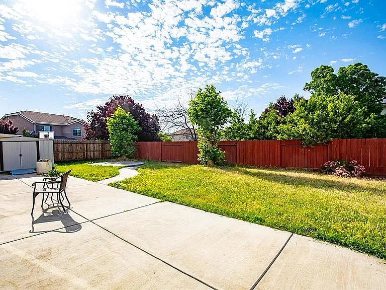 921 Windsong Dr — Photo 3