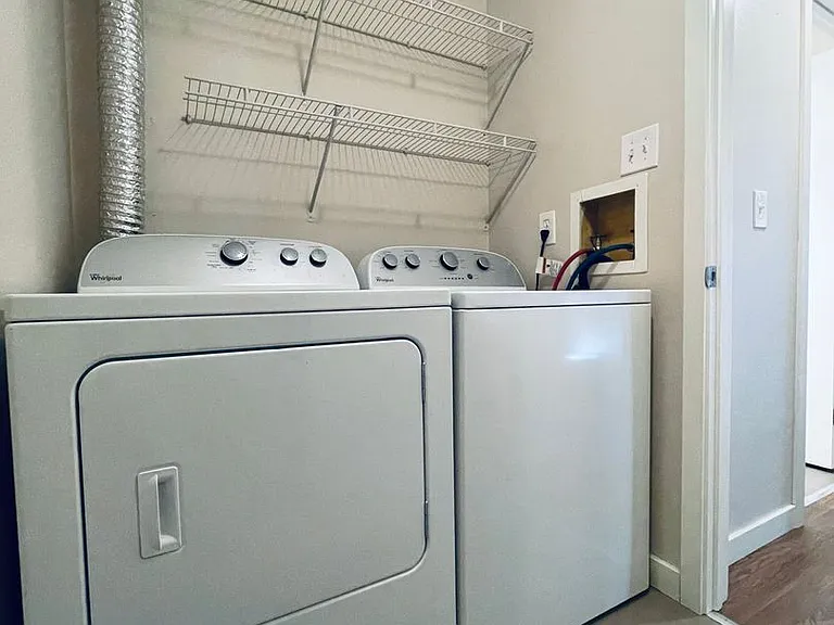Alki 12 Apartments are located just blocks from Alki Beach. — Photo 5