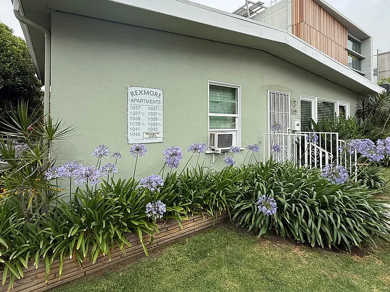 1033 N Sweetzer Ave — Photo 15