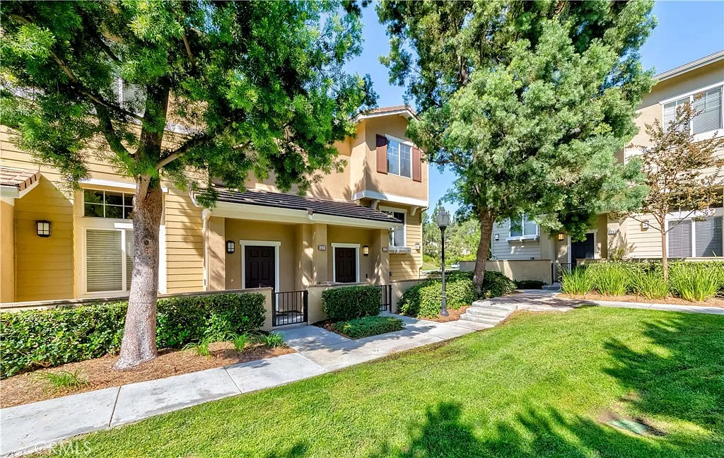 3 bed, 2.5 bath, 1502 sqft, $4,100 — Photo 3