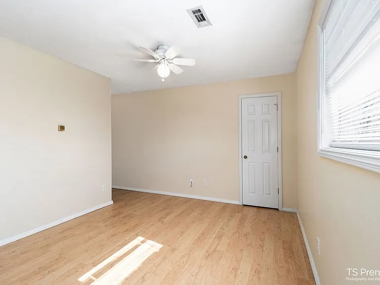 950 N Lindell Ave #1-16 — Photo 4