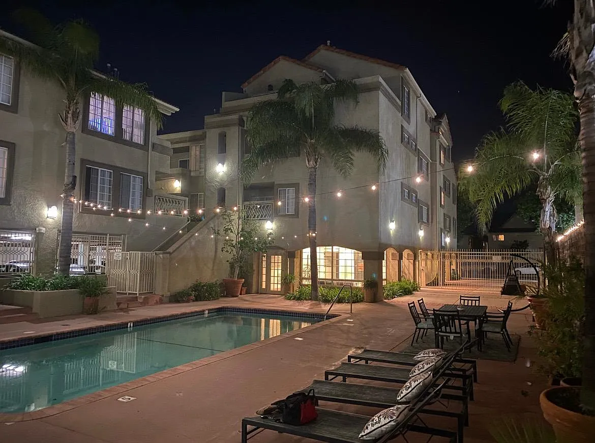 Canoga Luxury Apartments — Photo 1