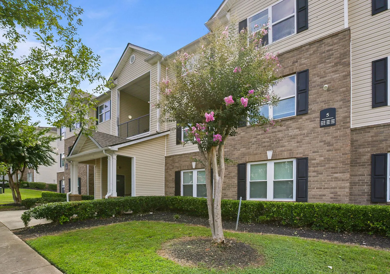 Spacious Three-Bedroom Condo with In-Unit Laundry — Photo 1