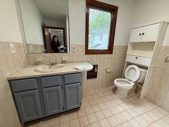 3rd image of 9 Oak St APT 3
