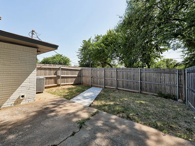 2212 Donna Dr — Photo 28