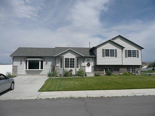 1st image of 725 N Woods Cir