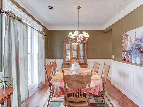 5th image of 925 Park Place Dr