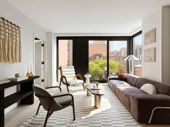 355 W 39th St #3A, New York, NY 10018