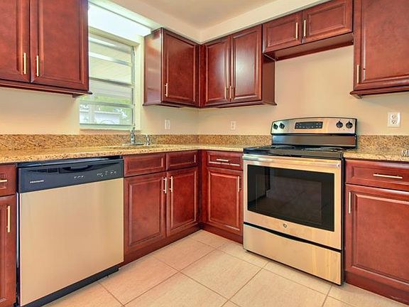 3rd image of 1031 Clairborne St