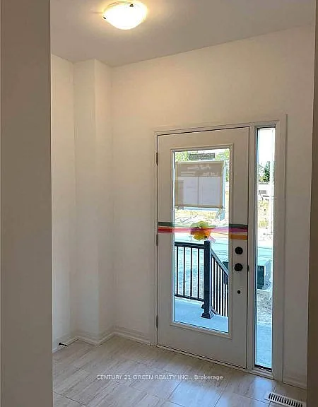 135 Turnberry Ln — Photo 2
