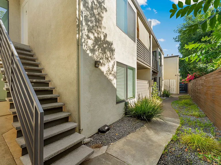 2522 T St #5 — Photo 3