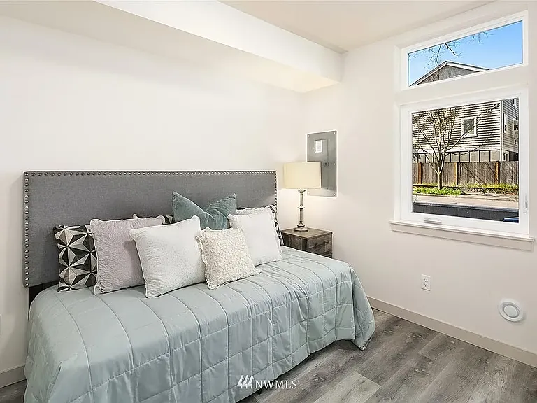 9200F Roosevelt Way NE — Photo 2