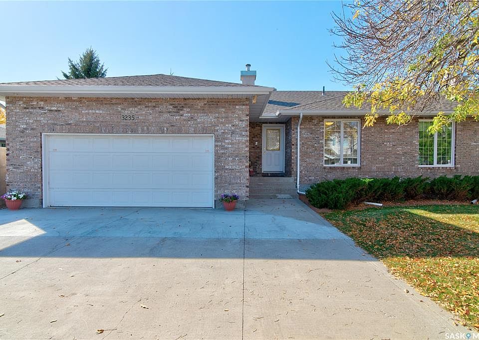 1st image of 3235 E Renfrew Cres