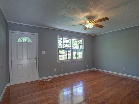 4th image of 842 Greenhills Dr SE