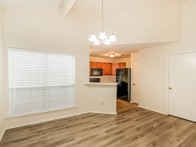 1525 Miller Ave — Photo 6