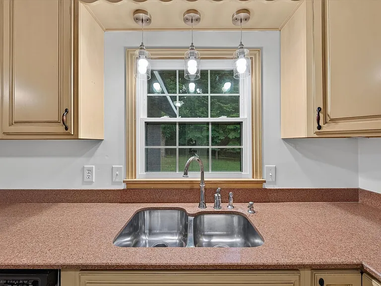 607 Granger Ln — Photo 16