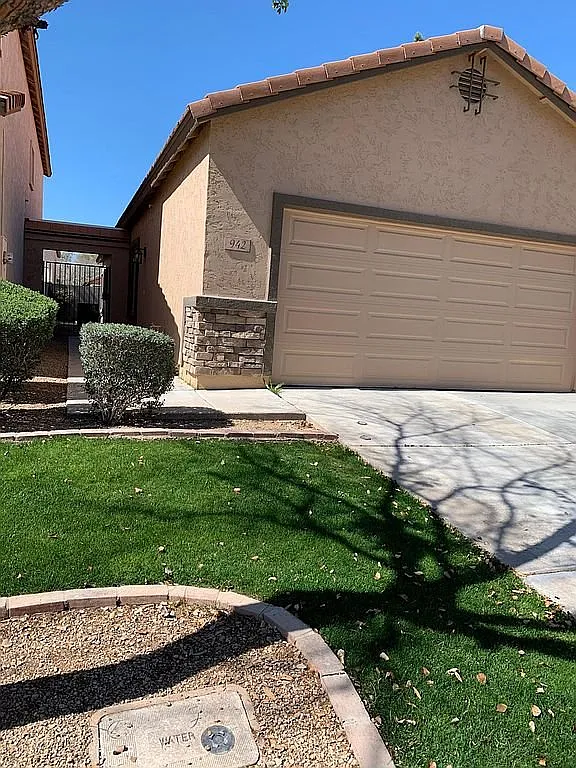 Charming 3 Bed, 2 Bath Single Family Home in Gilbert, AZ - $2250/mo — Photo 1