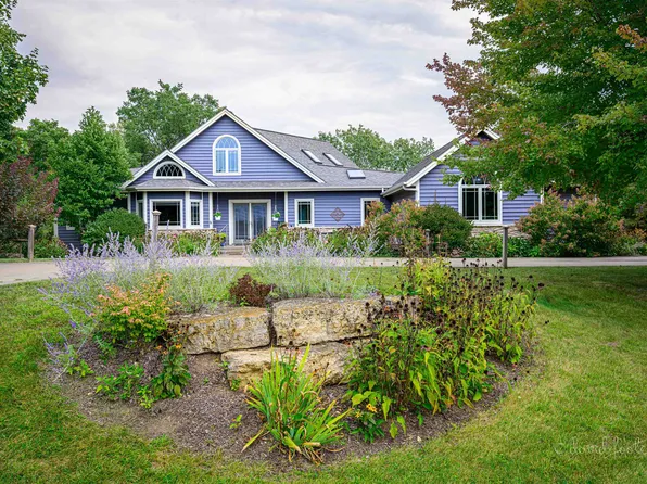 12 Arrowwood Ln, Galena, IL 61036